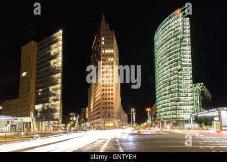 Straßenverkehr in der Nacht am Potsdamer Platz in Berlin, Deutschland. Stockfoto