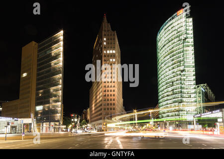 Bürogebäude und Straßenverkehr in der Nacht - Potsdamer Platz in Berlin, Deutschland. Stockfoto