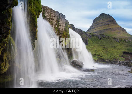 Berg Kirkjufell (Kirche Berg) und Wasserfälle in der Nähe der Stadt Grundarfjordur, die Snaefellnes Halbinsel, Island Stockfoto