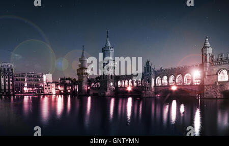 Oberbaumbrücke (Oberbaumbruecke) in Berlin Kreuzberg in der Nacht Stockfoto