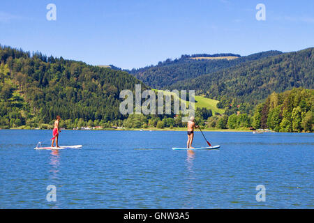 Stehen Sie paddeln auf See Schliersee, Bayern, Deutschland auf Stockfoto