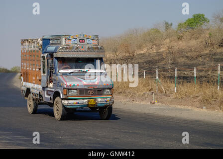 Maharashtra, Indien-5. Januar 2012: bunte Lkw Marke TATA im indischen Autobahn. Stockfoto