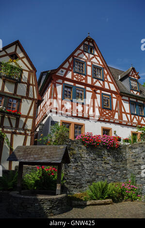 Bacharach, Deutschland - 9. Juli 2011: Mittelalterliches Dorf Bacharach. Traditionelle Frameworks (Fachwerk) Häuser in Straßen der Stadt. Stockfoto