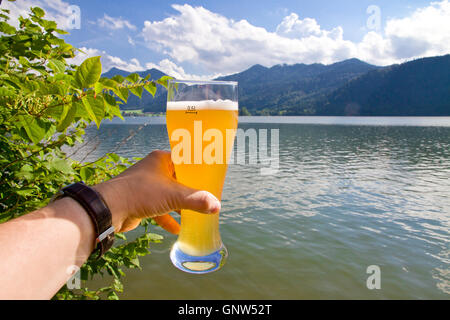 Biertrinken in der Natur Stockfoto