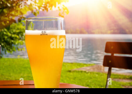 Ein Weizenbier trinken in der Sonne Stockfoto