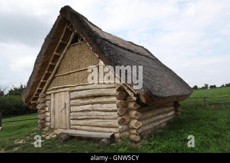 Nachbau eines Hauses aus der Bronzezeit in der archäologischen Stätte in Nizna Mysla, Slowakei. Stockfoto