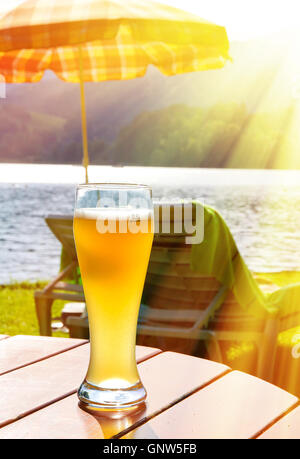 Ein Weizenbier trinken in der Sonne Stockfoto