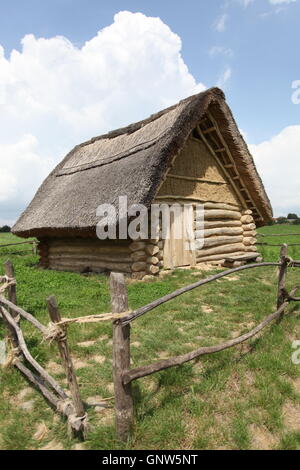 Nachbau eines Hauses aus der Bronzezeit in der archäologischen Stätte in Nizna Mysla, Slowakei. Stockfoto