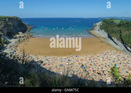 Felsvorsprung als Golfplatz und Mataleñas Strand in Santander, Kantabrien, Spanien Stockfoto