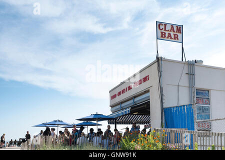 Leute sitzen außerhalb von Pauls Tochter Bar und Restaurant und eine Muschel auf Coney Island Boardwalk, Brooklyn, New York, Stockfoto