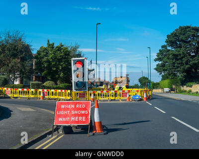 Ampel gesteuert Eingang, einspurige Straße arbeiten während der Straßenarbeiten Zeichen wenn rotes Licht zeigt warten hier Stockfoto