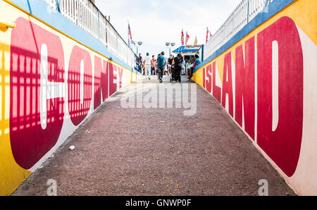 Schriftzug / Beschilderung eines Wandbildes Graffiti auf Coney Island Promenade am Eingang zum Deno Wonder Wheel Amusement Park Stockfoto