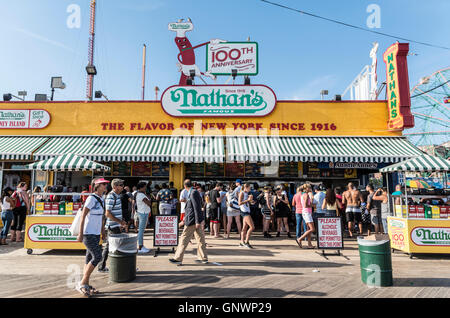 Außenansicht des legendären Nathan berühmte Hotdog gemeinsame auf Coney Island Boardwalk im Sommer, New York. Stockfoto