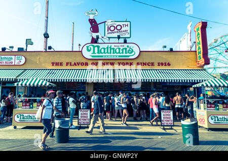 Außenansicht des legendären Nathan berühmte Hotdog gemeinsame auf Coney Island Boardwalk im Sommer, New York in Vintage-Effekt Stockfoto