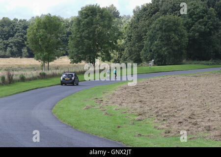 Radfahrer auf der Zufahrtstraße zum Oxford Island, Lough Neagh, County Armagh, Nordirland Stockfoto