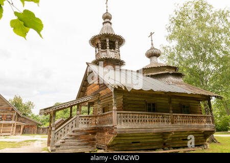 Vitoslavlitsy, Russland - 7. Juni 2016: Ausstellungen im "Vitoslavlitsy"-ein Open-Air-Museum der Volksarchitektur aus Holz. Das Museum, op Stockfoto