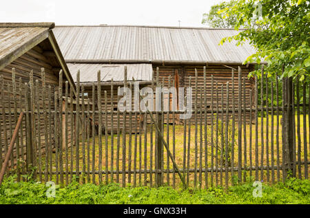 Vitoslavlitsy, Russland - 7. Juni 2016: Ausstellungen im "Vitoslavlitsy"-ein Open-Air-Museum der Volksarchitektur aus Holz. Das Museum, op Stockfoto