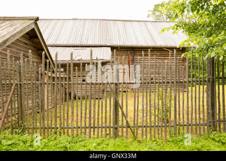 Vitoslavlitsy, Russland - 7. Juni 2016: Ausstellungen im "Vitoslavlitsy"-ein Open-Air-Museum der Volksarchitektur aus Holz. Das Museum, op Stockfoto