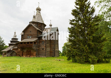 Vitoslavlitsy, Russland - 7. Juni 2016: Ausstellungen im "Vitoslavlitsy"-ein Open-Air-Museum der Volksarchitektur aus Holz. Das Museum, op Stockfoto