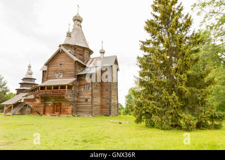 Vitoslavlitsy, Russland - 7. Juni 2016: Ausstellungen im "Vitoslavlitsy"-ein Open-Air-Museum der Volksarchitektur aus Holz. Das Museum, op Stockfoto