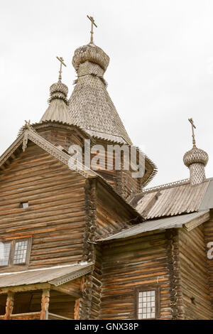 Vitoslavlitsy, Russland - 7. Juni 2016: Ausstellungen im "Vitoslavlitsy"-ein Open-Air-Museum der Volksarchitektur aus Holz. Das Museum, op Stockfoto