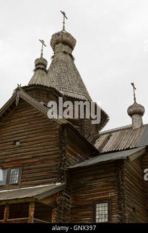 Vitoslavlitsy, Russland - 7. Juni 2016: Ausstellungen im "Vitoslavlitsy"-ein Open-Air-Museum der Volksarchitektur aus Holz. Das Museum, op Stockfoto