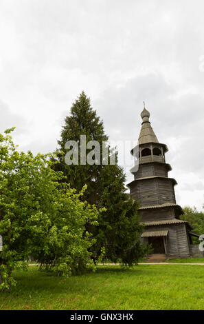 Vitoslavlitsy, Russland - 7. Juni 2016: Ausstellungen im "Vitoslavlitsy"-ein Open-Air-Museum der Volksarchitektur aus Holz. Das Museum, op Stockfoto