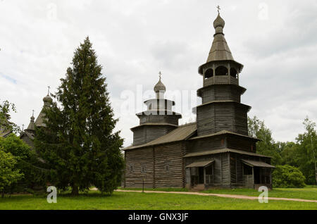 Vitoslavlitsy, Russland - 7. Juni 2016: Ausstellungen im "Vitoslavlitsy"-ein Open-Air-Museum der Volksarchitektur aus Holz. Das Museum, op Stockfoto