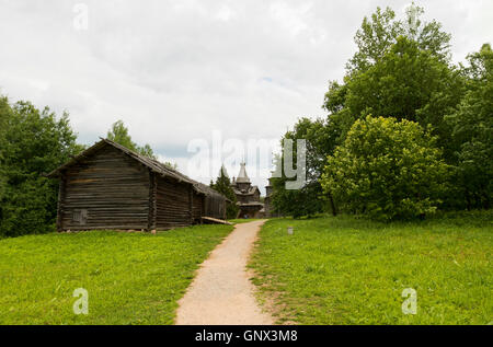 Vitoslavlitsy, Russland - 7. Juni 2016: Ausstellungen im "Vitoslavlitsy"-ein Open-Air-Museum der Volksarchitektur aus Holz. Das Museum, op Stockfoto