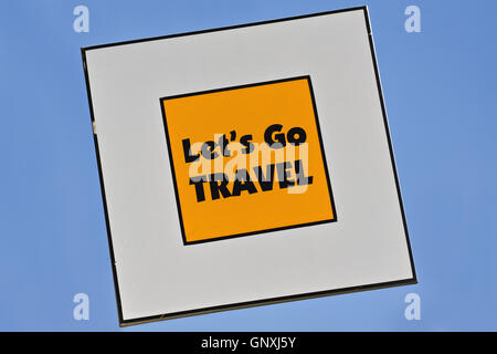 Text Lets Go Travel geschrieben am gelben Schild Stockfoto