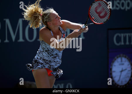 New York, Vereinigte Staaten von Amerika. 30. August 2016. Katerina Siniakova der Tschechischen Republik in ihrer ersten Runde verärgert über Eugenie Bouchard von Kanada in die Vereinigten Staaten Open Tennis Championships in Flushing Meadows, New York am Dienstag, den 30. August. Bildnachweis: Adam Stoltman/Alamy Live-Nachrichten Stockfoto