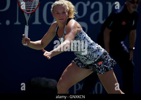 New York, Vereinigte Staaten von Amerika. 30. August 2016. Katerina Siniakova der Tschechischen Republik in ihrer ersten Runde verärgert über Eugenie Bouchard von Kanada in die Vereinigten Staaten Open Tennis Championships in Flushing Meadows, New York am Dienstag, den 30. August. Bildnachweis: Adam Stoltman/Alamy Live-Nachrichten Stockfoto