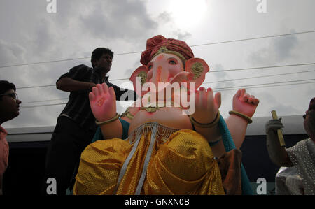 Chennai, indischen Bundesstaat Tamil Nadu. 31. August 2016. Menschen Sie entladen, die die Statue der Hindu-Lord Ganesha zur Feier des kommenden Ganesh Chaturthi Festival von einem Zugabteil Gepäck am Bahnhof in Chennai, Hauptstadt des indischen Bundesstaates Tamil Nadu, südöstlichen 31. August 2016 verwendet. Ganesh Chaturthi, die den elefantenköpfigen Gott Ganesha ehrt, wird dieses Jahr am 5. September gefeiert. Bildnachweis: Stringer/Xinhua/Alamy Live-Nachrichten Stockfoto