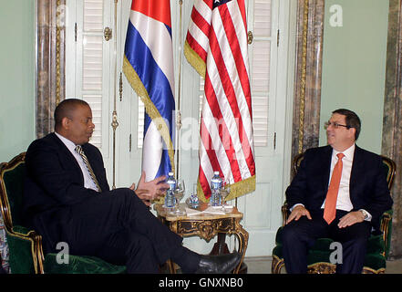 Havanna, Kuba. 31. August 2016. Cuban Foreign Minister Bruno Rodriguez Parrilla (R) trifft sich mit US-Transport-Sekretärin Anthony Foxx in Havanna, die Hauptstadt von Kuba, am 31. August 2016. Foxx war in Kuba für den Neustart der kommerzielle Linienflüge zwischen den beiden Ländern. Bildnachweis: Str/Xinhua/Alamy Live-Nachrichten Stockfoto