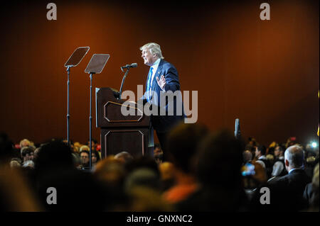 Arizona, USA. 31. August 2016. Republikanische US-Präsidentschaftskandidat Donald Trump befasst sich mit eine laufende Kampagne im Phoenix Convention Center in Phoenix Arizona 31. August 2016. Bildnachweis: Zhang Chaoqun/Xinhua/Alamy Live-Nachrichten Stockfoto