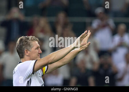 Mönchengladbach, Deutschland. 31. August 2016. Deutschlands Bastian Schweinsteiger feiert nach der internationalen Fußballspiel zwischen Deutschland und Finnland im Stadion im Borussia-Park in Mönchengladbach, 31. August 2016. Foto: MAJA HITIJ/Dpa/Alamy Live News Stockfoto