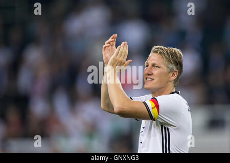 Mönchengladbach, Deutschland. 31. August 2016. Deutschlands Bastian Schweinsteiger feiert nach der internationalen Fußballspiel zwischen Deutschland und Finnland im Stadion im Borussia-Park in Mönchengladbach, 31. August 2016. Foto: MAJA HITIJ/Dpa/Alamy Live News Stockfoto