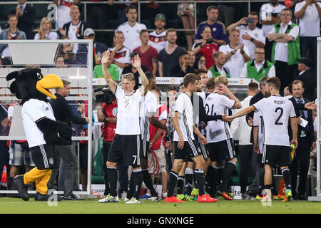 Mönchengladbach, Deutschland. 31. August 2016. Deutschlands Bastian Schweinsteiger feiert nach der internationalen Fußballspiel zwischen Deutschland und Finnland im Stadion im Borussia-Park in Mönchengladbach, 31. August 2016. Foto: MAJA HITIJ/Dpa/Alamy Live News Stockfoto