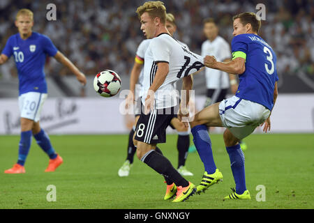 Mönchengladbach, Deutschland. 31. August 2016. Deutschlands Max Meyer (l) und Finnlands Niklas Moisander in Aktion während der internationalen Fußball match zwischen Deutschland und Finnland im Stadion im Borussia-Park in Mönchengladbach, 31. August 2016. Foto: FEDERICO GAMBARINI/Dpa/Alamy Live News Stockfoto