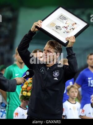 Mönchengladbach, Deutschland. 31. August 2016. Deutschlands Bastian Schweinsteiger während seiner Abschiedsrede an die internationalen Fußballspiel zwischen Deutschland und Finnland im Stadion im Borussia-Park in Mönchengladbach, 31. August 2016. Foto: INA FASSBENDER/Dpa/Alamy Live News Stockfoto