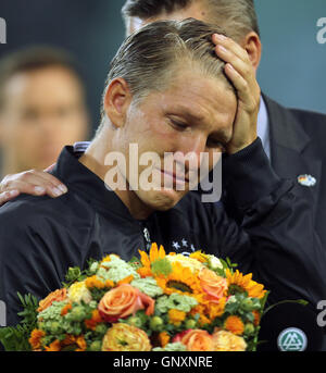 Mönchengladbach, Deutschland. 31. August 2016. Deutschlands Bastian Schweinsteiger während seiner Abschiedsrede an die internationalen Fußballspiel zwischen Deutschland und Finnland im Stadion im Borussia-Park in Mönchengladbach, 31. August 2016. Foto: INA FASSBENDER/Dpa/Alamy Live News Stockfoto