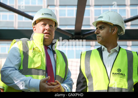 Boxpark, Croydon, London, UK. 1. September 2016. Tony Newman, Führer der Croydon Rates, Bürgermeister von London, Sadiq Khan. Der Bürgermeister von London, Sadiq Khan besucht Boxpark, Croydon vor dem Boxpark Croydon Eröffnung Festival spät Oktober Credit: Dinendra Haria/Alamy Live News Stockfoto