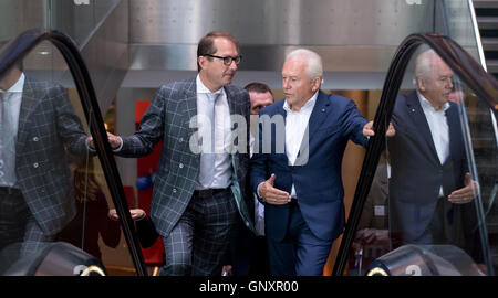 München, Deutschland. 1. September 2016. Deutsche Bahn CEO Ruediger Grube (r) und Minister für Verkehr Alexander Dobrindt (CSU, l) für eine Veranstaltung mit Auszubildenden der Deutschen Bahn (DB) in München, 1. September 2016 ankommen. Grube und Dobrindt begrüßen die neuen Auszubildenden der Deutschen Bahn in Bayern. Foto: SVEN HOPPE/Dpa/Alamy Live News Stockfoto