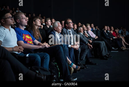 München, Deutschland. 1. September 2016. Deutsche Bahn CEO Ruediger Grube (C) und Minister für Verkehr Alexander Dobrindt (CSU, Zentrum R) sitzen gemeinsam mit Auszubildenden der Deutschen Bahn (DB) in München, 1. September 2016. Grube und Dobrindt begrüßen die neuen Auszubildenden der Deutschen Bahn in Bayern. Foto: SVEN HOPPE/Dpa/Alamy Live News Stockfoto