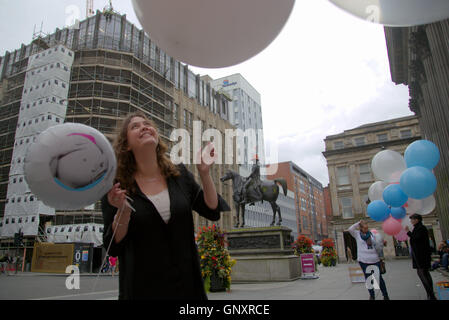 Glasgow, Scotland, UK 1. September 2016. Für international bekannte Künstler Stuart Semple im Auftrag von The Fertility Partnership starte "SOMETHING SPECIAL" eine bundesweite Kunst.  Glasgow Royal Exchange Square ist einer der sechs Standorte eines großen öffentlichen Kunstprojekt. Die Kampagne lädt alle Frauen zu prüfen, wie es sich anfühlen könnte unfruchtbar, oder nicht in der Lage zu begreifen, und die erstaunliche Gabe geben sie potenziell. Bildnachweis: Gerard Fähre/Alamy Live-Nachrichten Stockfoto