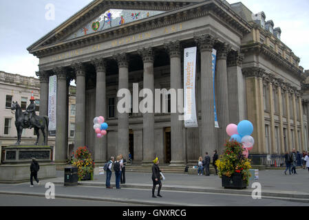 Glasgow, Scotland, UK 1. September 2016. Für international bekannte Künstler Stuart Semple im Auftrag von The Fertility Partnership starte "SOMETHING SPECIAL" eine bundesweite Kunst.  Glasgow Royal Exchange Square ist einer der sechs Standorte eines großen öffentlichen Kunstprojekt. Die Kampagne lädt alle Frauen zu prüfen, wie es sich anfühlen könnte unfruchtbar, oder nicht in der Lage zu begreifen, und die erstaunliche Gabe geben sie potenziell. Bildnachweis: Gerard Fähre/Alamy Live-Nachrichten Stockfoto