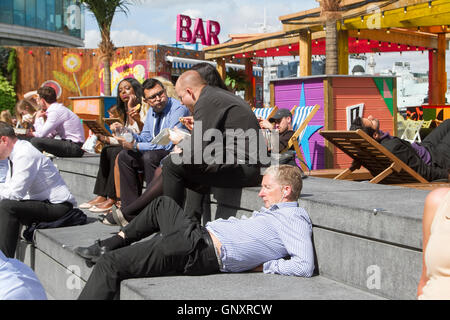 London, UK. 1. September 2016. Ein Mann in der Sonne auf London Riverside Kredit verschiebt: Amer Ghazzal/Alamy Live-Nachrichten Stockfoto