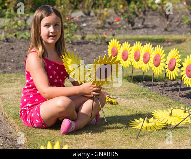 Poole, Dorset, UK. 1. September 2016. Eine ergreifende Darstellung von 1000 handgefertigten Metall- und Sonnenblumen gepflanzt durch Wald Holme Hospiz in Poole im Rose Garden in Poole Park um die 1000 Menschen vor Ort betreut jedes Jahr vertreten. Das Meer von gelben Blüten werden auf dem Display im September für die Öffentlichkeit zu besuchen und ihre lieben zu erinnern. Die Blumen wurden handgefertigt von Theatre Royal in Plymouth, die einen integralen Bestandteil im Tower of London Mohn Display gespielt. Bildnachweis: Carolyn Jenkins/Alamy Live-Nachrichten Stockfoto