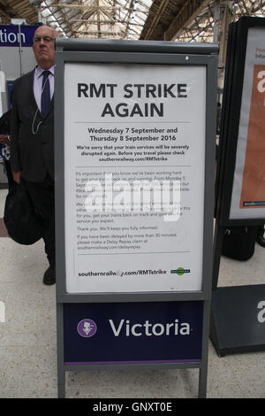 London Victoria Station, UK. 1. September 2016. Ein Plakat an London Victoria Bahnhofshalle. Pendler im London Victoria station unterwegs Südbahn wurde bestimmten Ankündigungsfrist von RMT Streik am 7. und 8. September 2016 Credit: Dinendra Haria/Alamy Live News Stockfoto