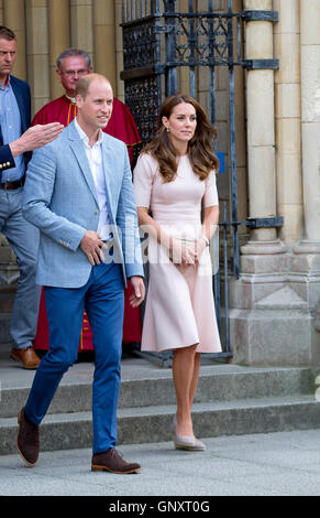 Cornwall, UK. 1. September 2016. Großbritanniens Prinz William und Catherine, der Herzog und die Herzogin von Cambridge besuchen die Kathedrale von Truro in Cornwall, 1. September 2016. Foto: Albert Nieboer/RPE / - kein Draht SERVICE - Credit: Dpa picture-Alliance/Alamy Live News Stockfoto